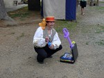 papoušek na rameni, šavle u boku, páska přes oči...