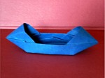 tradiční origami: sampan, interpretace: Mária Piatničková