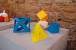 směs geometrických útvarů, podle DavidaMitchella a Tomoko Fuse interpretoval Evžen Dub