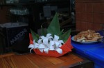 Origami výzdob u také vytvořil Ondřej Cibulka. V tomto případě jde o klasické tradiční lilie. Listy jsou původní práce Ondřeje Cibulky.
