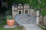 Historický pískovcový minigolf. První minigolf, se kterým jsem se setkal. Rozdíl mezi minigolfem a miniatur golfem je v tom, že minigolf má dráhy betonové a dá se po nich chodit. Miniatur golf má speciální desky, které pod nohama praskají. Miniatur golf je k vidění všude a lidově se mu říká minigolf, ale to je chybně.