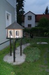 Restaurace, kde se konala svatební oslava, se jmenuje "U slepiček". Proto nikoho nepřekvapí, že jsou všude slepice. Dokonce mají kurník nad jednou dráhou minigolfu.