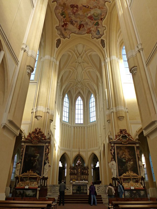 Santiniho katedrála uvnitř