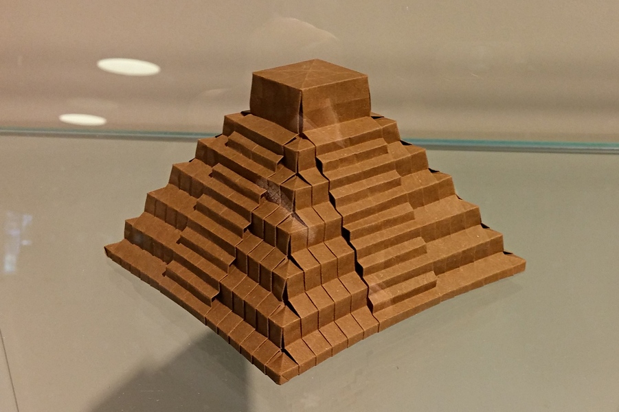 Jo Nakašima - Majská pyramida